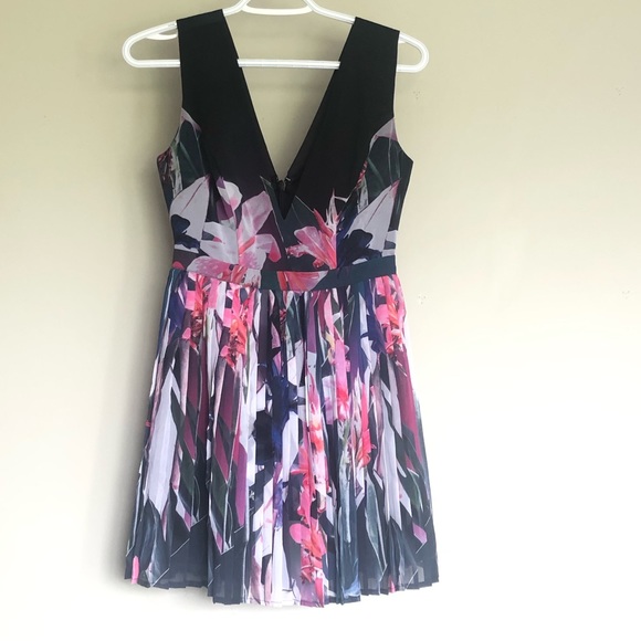 Bebe Dress - Picture 2 of 6